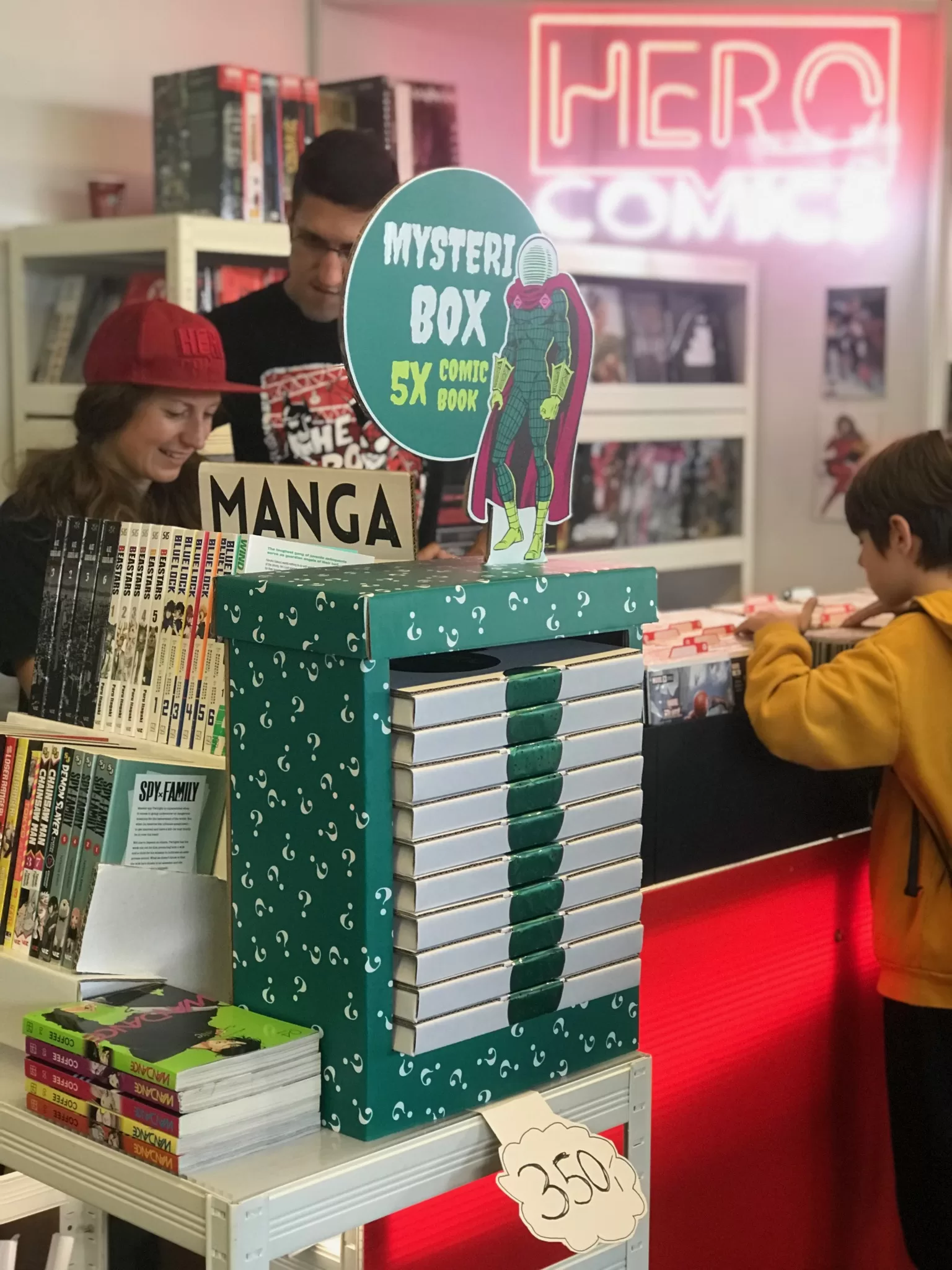 Dekorační stojan na magické misterio boxy.