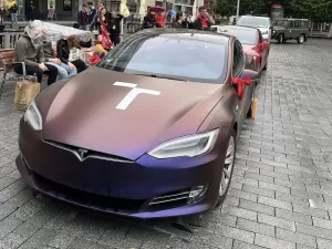 Dočasný polep na kapotu auta - Tesla model S
