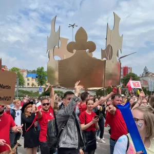 Velká zlatá královská koruna o průměru 1,8m