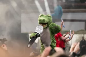 Mikrofon pro Ještěra na finální vystoupení na hlavní stage Majálesu na BVV.