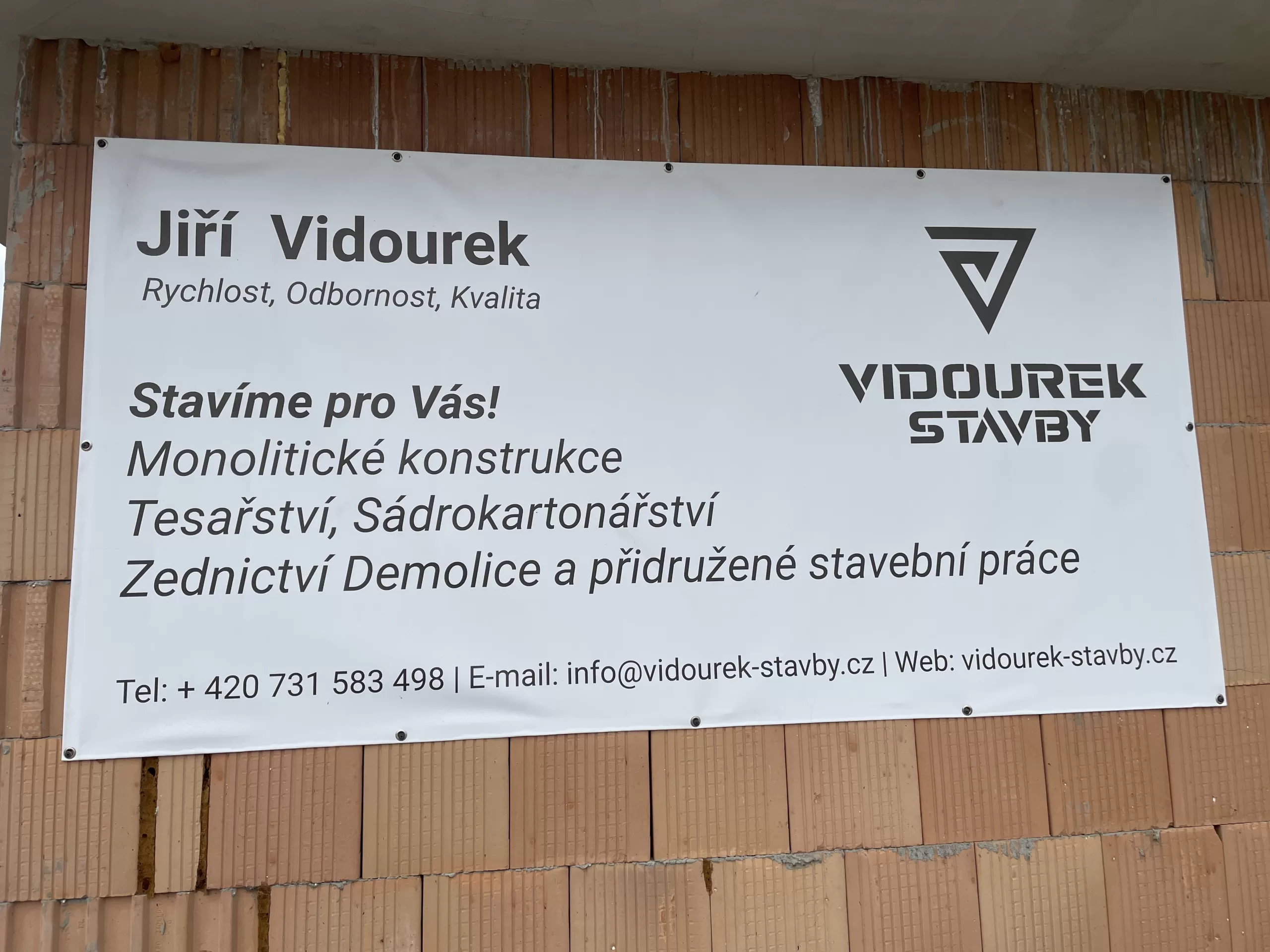Banner s očky - reklamní banner univerzální na zeď nebo plot