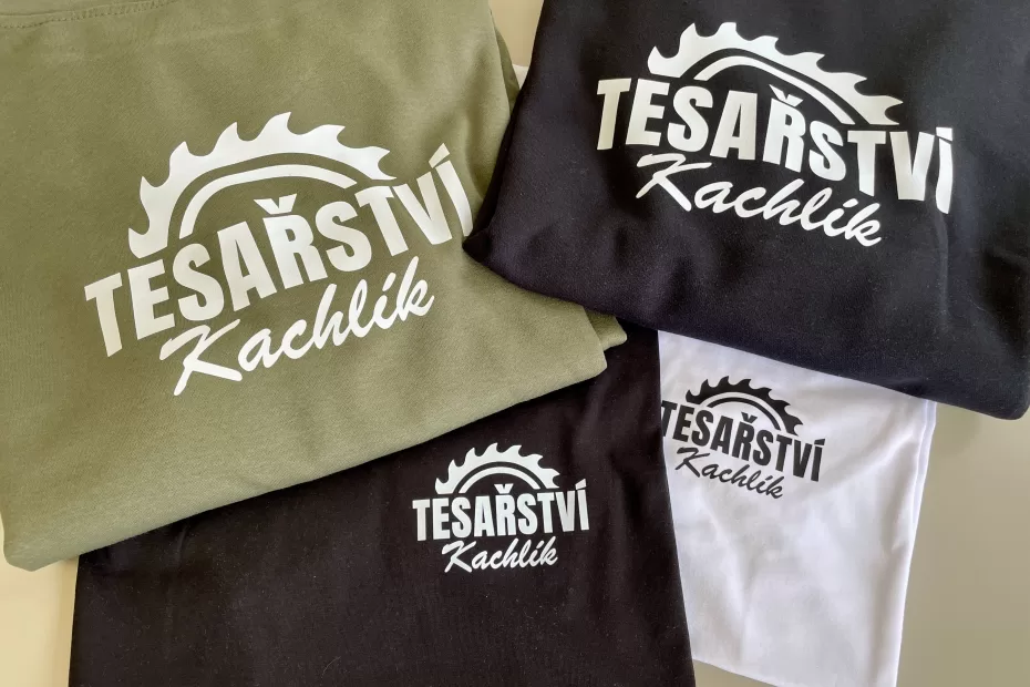 Firemní potisk textilu pro stavební firmu tesařství Kachlík.